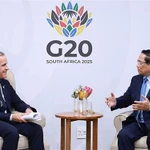 Le Premier ministre Pham Minh Chinh et son homologue canadien Mark Carney. Photo: VNA