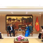 Panorama de la rencontre entre la vice-Première ministre Pham Thi Thanh Tra, et une délégation de l’Université Texas Tech conduite par le Dr Stephen Maxner, directeur du VNCA. Photo: VNA
