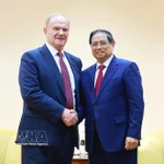 Le Premier ministre Pham Minh Chinh (à droite) et Gennady Ziuganov, président du Parti communiste de la Fédération de Russie. Photo: VNA