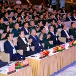 Le secrétaire général du Parti, To Lam, également secrétaire de la Commission militaire centrale, Tran Thanh Man, membre du Bureau politique et président de l’Assemblée nationale, et d'autres dirigeants, lors du concert. Photo: VNA