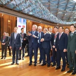 Le Premier ministre Pham Minh Chinh en visite de travail au siège du groupe Novatek. Photo : VNA