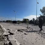 Une portion de route s'est fissurée après un séisme survenu le 8 juin 2026 dans la province de Cotabato du Sud, aux Philippines. Photo : Xinhua/VNA