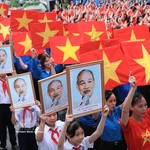 Des jeunes exécutent une performance collective sur la chanson « Vietnam oi ». Photo : VNA