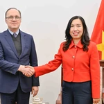 La vice-ministre des Affaires étrangères Le Thi Thu Hang, et l’ambassadeur de Russie au Vietnam, Gennady Bezdetko. Photo: VNA