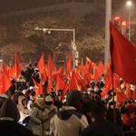 Des dizaines de milliers de personnes ont envahi les rues pour célébrer la victoire de l'équipe vietnamienne des moins de 23 ans. Photo : VNA