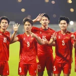 Des joueurs vietnamiens célèbrent le premier but de Quoc Viet. Photo : AFC/VNA