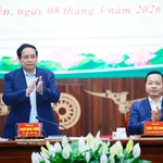 Le Premier ministre Pham Minh Chinh (debout) lors de la séance de travail avec les autorités de Dien Bien. Photo: VNA