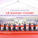 Le Premier ministre Pham Minh Chinh et des délégués coupent le ruban lors de la cérémonie d'inauguration. Photo : VNA