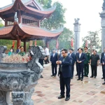 Le Premier ministre Pham Minh Chinh offre de l’encens au mémorial du Président Ho Chi Minh sur le site historique de la colline E2, dans la province de Dien Bien. Photo : VNA