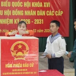 Des électeurs de la zone spéciale de Truong Sa votent pour élire les députés de la 16ᵉ Assemblée nationale et les membres des Conseils populaires pour le mandat 2026-2031. Photo : VNA