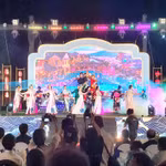 Un spectacle artistique lors de la cérémonie d’ouverture. Photo : phunuonline.com.vn.