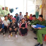 Dans la commune de Hua Bum, des policiers sensibilisent les habitants à l'importance du jour des élections, ainsi qu'à leurs droits et devoirs civiques. Photo : VNA