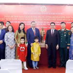 Le dirigeant To Lam et son épouse avec le personnel de l’ambassade du Vietnam ainsi que des représentants de la communauté vietnamienne aux Philippines. Photo : VNA