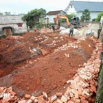 Construction d’une maison pour une famille méritante en difficulté de logement à Bac Giang. Photo : VNA