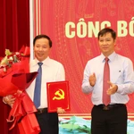 Nguyen Thanh Tam, membre du Comité central du Parti et vice-chef de la Commission d’organisation du Comité central, remet la décision du Secrétariat à Nguyen Van Ut. Photo: VNA