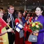 L’épouse du secrétaire général, Ngo Phuong Ly, et des Vietnamiens en Finlande. Photo: VNA