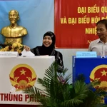Des électeurs cham votent au bureau de vote n° 26, quartier de Gia Dinh, à Ho Chi Minh-Ville, le 15 mars 2026. Photo : VNA