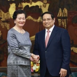 Le Premier ministre Pham Minh Chinh et l’ambassadrice du Cambodge Chea Kimtha. Photo: VNA