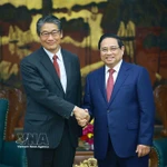 Le Premier ministre Pham Minh Chinh (à droite) et l’ambassadeur du Japon au Vietnam, Ito Naoki. Photo: VNA