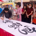 Une démonstration d’écriture calligraphique. Photo : VNA
