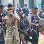 Des membres de l’ethnie Co Tu se produisent au son des gongs lors de la fête de remerciement à la forêt, à Hung Son (Da Nang). Photo : VNA