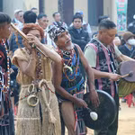 Des membres de l’ethnie Co Tu se produisent au son des gongs lors de la fête de remerciement à la forêt, à Hung Son (Da Nang). Photo : VNA