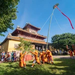 À Hue, ancienne capitale impériale, le Tet débute par la cérémonie de l’érection du « cây nêu ». Photo: Vietnam+