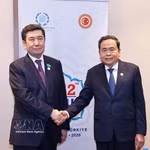 Le président de l’Assemblée nationale, Tran Thanh Man (à droite), et le président de la Chambre basse du Kazakhstan, Yerlan Koshanov. Photo: VNA