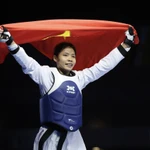 Bac Thi Khiem célèbre sa victoire face à l’athlète philippine Delo, rapportant la 17e médaille d’or à la délégation vietnamienne. Photo : VNA