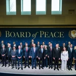 Le secrétaire général To Lam et les chefs de délégation assistent à la réunion inaugurale du Conseil de la paix sur Gaza. Photo: VNA