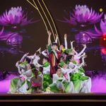 Le temps fort de la soirée d’ouverture est le programme artistique intitulé « Parfums et Couleurs de Tay Ninh », une œuvre scénographique soignée retraçant le processus de formation et de développement de Tay Ninh. Photo: VNA