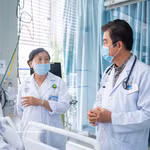 Deux spécialistes de l'hôpital Cho Ray examinent les options thérapeutiques pour la victime. Photo : VNA