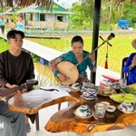 Spectacle de musique folklorique traditionnelle sur le site d'écotourisme et de tourisme rural de Canh Dong Cau Ba. Photo : VNA