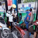 Vente de carburants dans une station-service de PVOIL le 1er juin. Photo : VNA