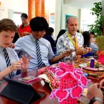 Environ 30 élèves de la 7e à la 12e année de l'ISB participent à un atelier de broderie traditionnelle. Photo: VNA