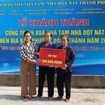 Cérémonie d'inauguration d'un projet d'élimination de l'habitat précaire dans la province de Ninh Binh. Photo : VNA
