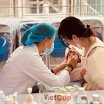 Un enfant reçoit de la vitamine A au dispensaire de santé du quartier de Cua Nam (Hanoï). Photo : VNA
