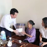 Remise de cadeaux à une femme méritante. Photo: VNA