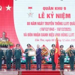 Le secrétaire général Tô Lâm remet le titre de « Héros des Forces armées populaires » à la force armée de la Zone militaire 9