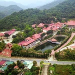 Le monastère zen Truc Lâm Yen Tu (également appelé pagode Lân), situé sur le mont Yen Tu, dans le complexe historique et paysager Yen Tu (province de Quang Ninh), est l’endroit choisi par le roi Tran Nhan Tong pour se retirer et pratiquer le bouddhisme. À l’origine, il s’agissait d’une grande pagode avec de vastes constructions, mais celles-ci ont été détruites par le temps, ne laissant que quelques vestiges au sol. En 2002, le monastère a été reconstruit. Photo : VNA