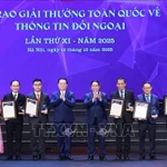 Le Premier ministre Pham Minh Chinh et le général Nguyen Trong Nghia, chef du Département politique général de l'Armée populaire vietnamienne, remettent le prix A aux lauréats. Photo : VNA
