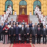 Le président Luong Cuong et des ambassadeurs. Photo: VNA