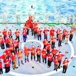 Une délégation de Vietnamiens d'outre-mer rend visite aux militaires et aux civils du district insulaire de Truong Sa et à la plateforme DK1 à bord du « Navire de la Grande Union ». Photo : VNA.