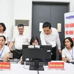 Les dirigeants du quartier de Yen Hoa - Hanoï vérifient le système informatique le premier jour d'expérimentation du modèle d'administration locale à deux niveaux.
