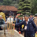 Les délégués offrent de l’encens à la pagode Thien Tru. Photo: VNA