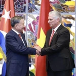 Le secrétaire général du PCV et président vietnamien, To Lam, et le premier secrétaire du Parti communiste de Cuba et président cubain, Miguel Diaz Canel Bermudez, lors de la visite du dirigeant vietnamien à Cuba en 2024. Photo : VNA