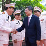 Le Premier ministre Le Minh Hung et des délégués lors de l'événement. Photo: VNA