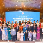 Le président de l’Assemblée nationale Tran Thanh Man et son épouse, aux côtés du personnel de l’ambassade et de la communauté vietnamienne en Turquie. Photo : VNA