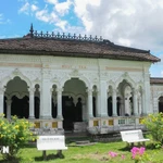 Les anciennes maisons du village de Dong Hoa Hiep présentent une harmonie architecturale mêlant styles oriental et occidental. Photo : VNA