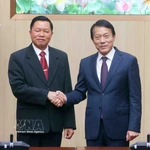 Le ministre Luong Tam Quang (à droite) et son homologue lao Vanthong Kongmany. Photo: VNA